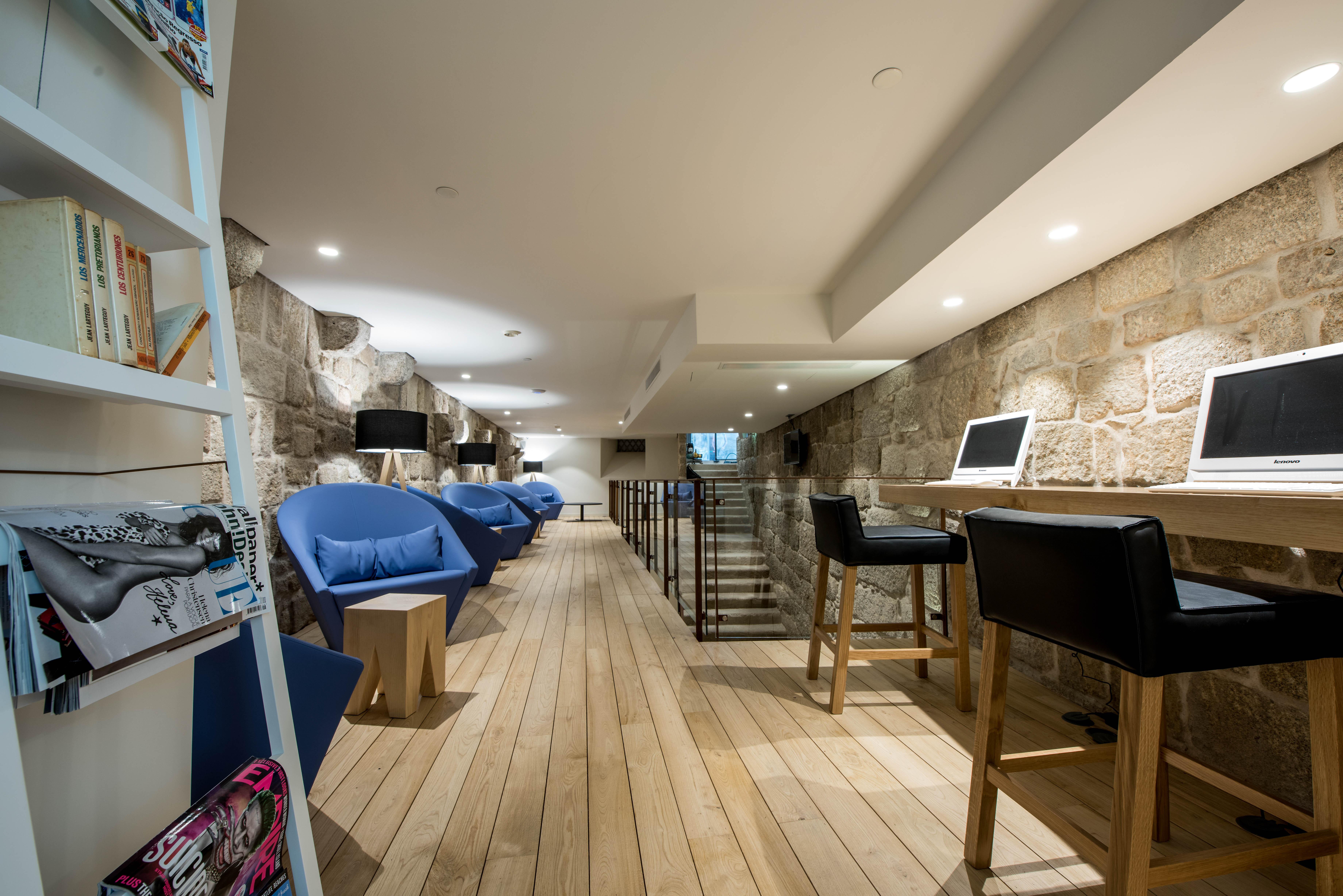 Bluesock Hostels Oporto Exterior foto The library at the University of Roehampton