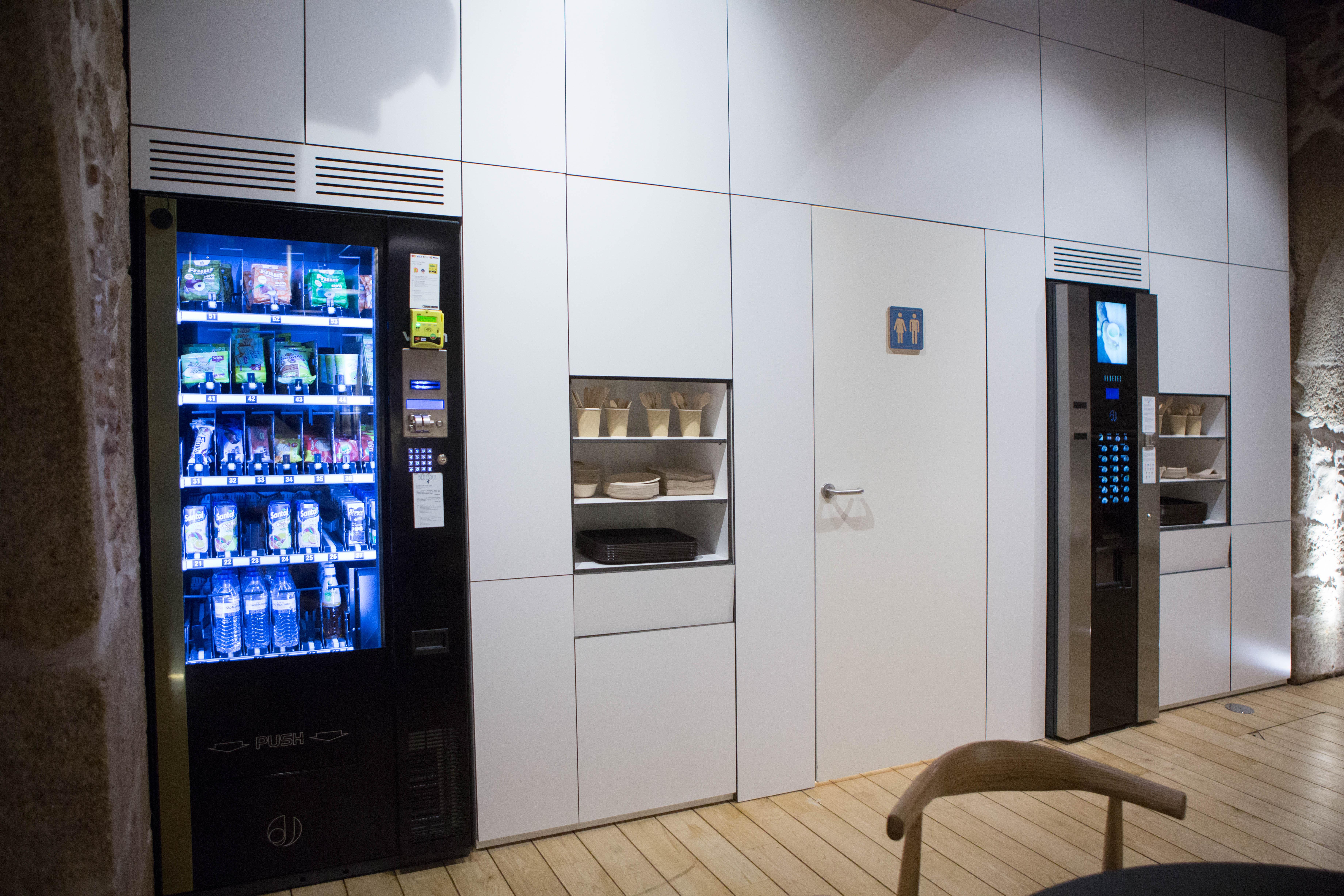 Bluesock Hostels Oporto Exterior foto A vending machine in a coffee shop