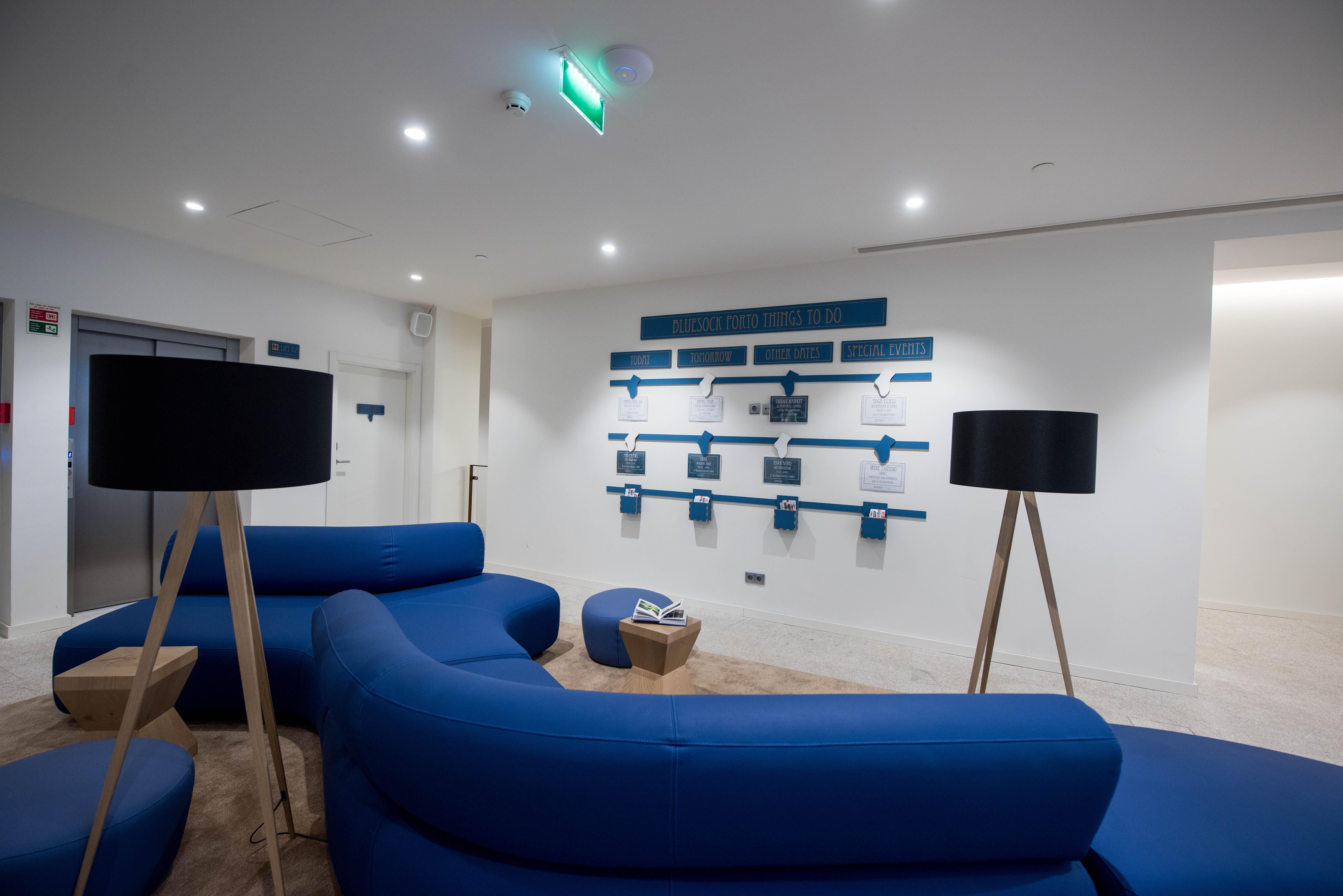 Bluesock Hostels Oporto Exterior foto The waiting room at the London headquarters