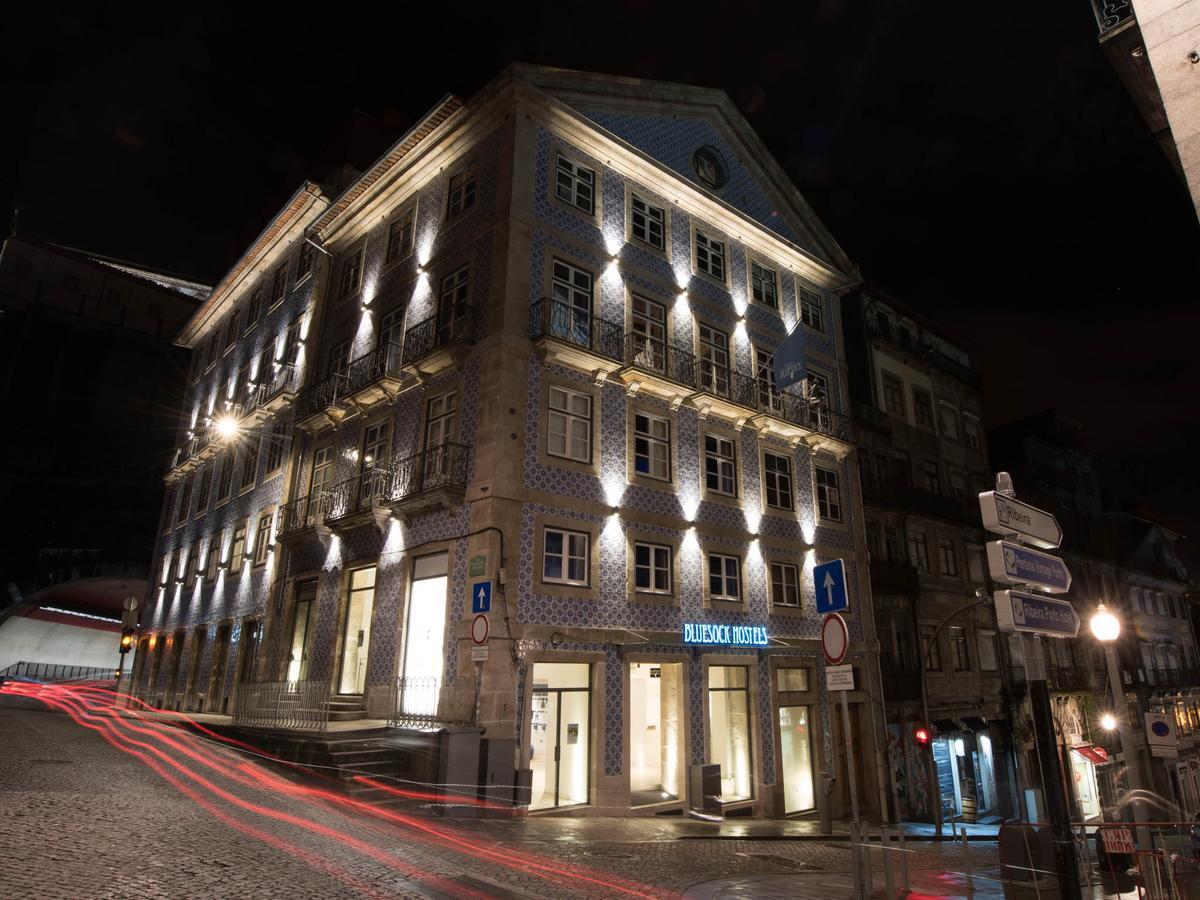 Bluesock Hostels Oporto Exterior foto The hotel at night