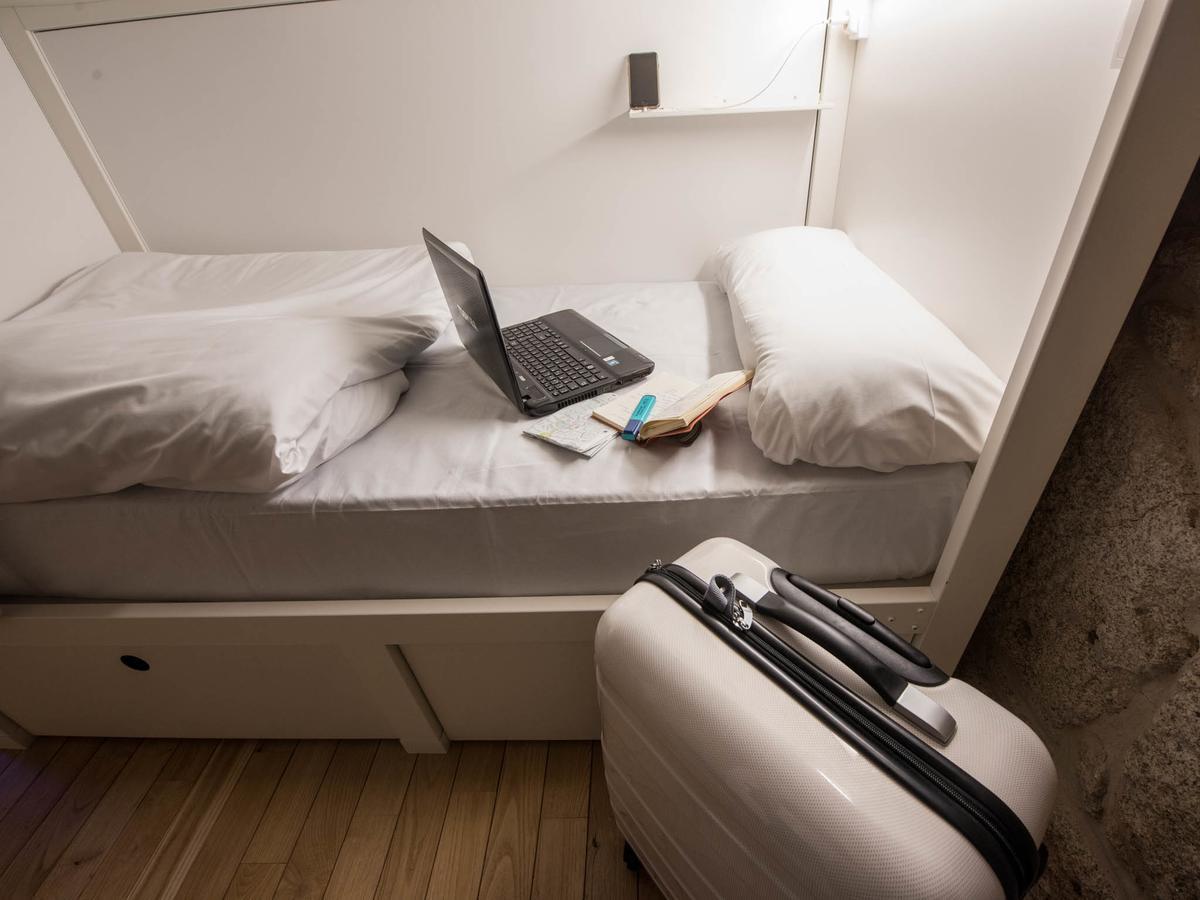 Bluesock Hostels Oporto Exterior foto A capsule hotel room