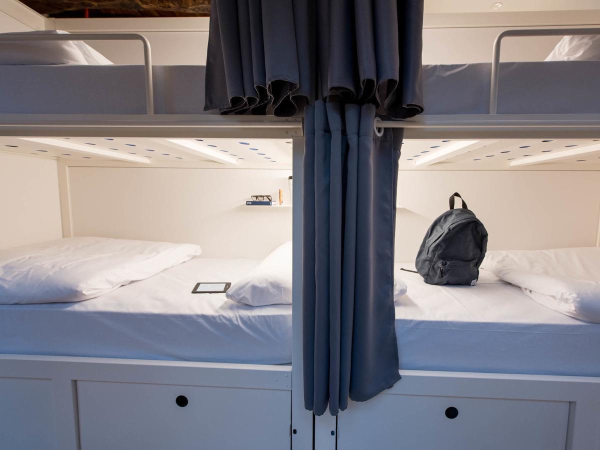 Bluesock Hostels Oporto Exterior foto A bunk bed in a hostel
