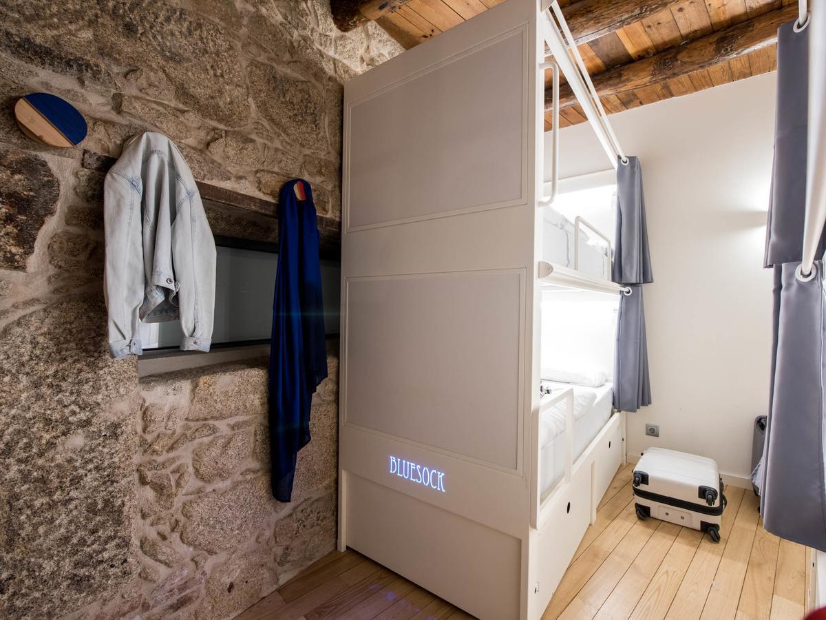 Bluesock Hostels Oporto Exterior foto A room at the hostel