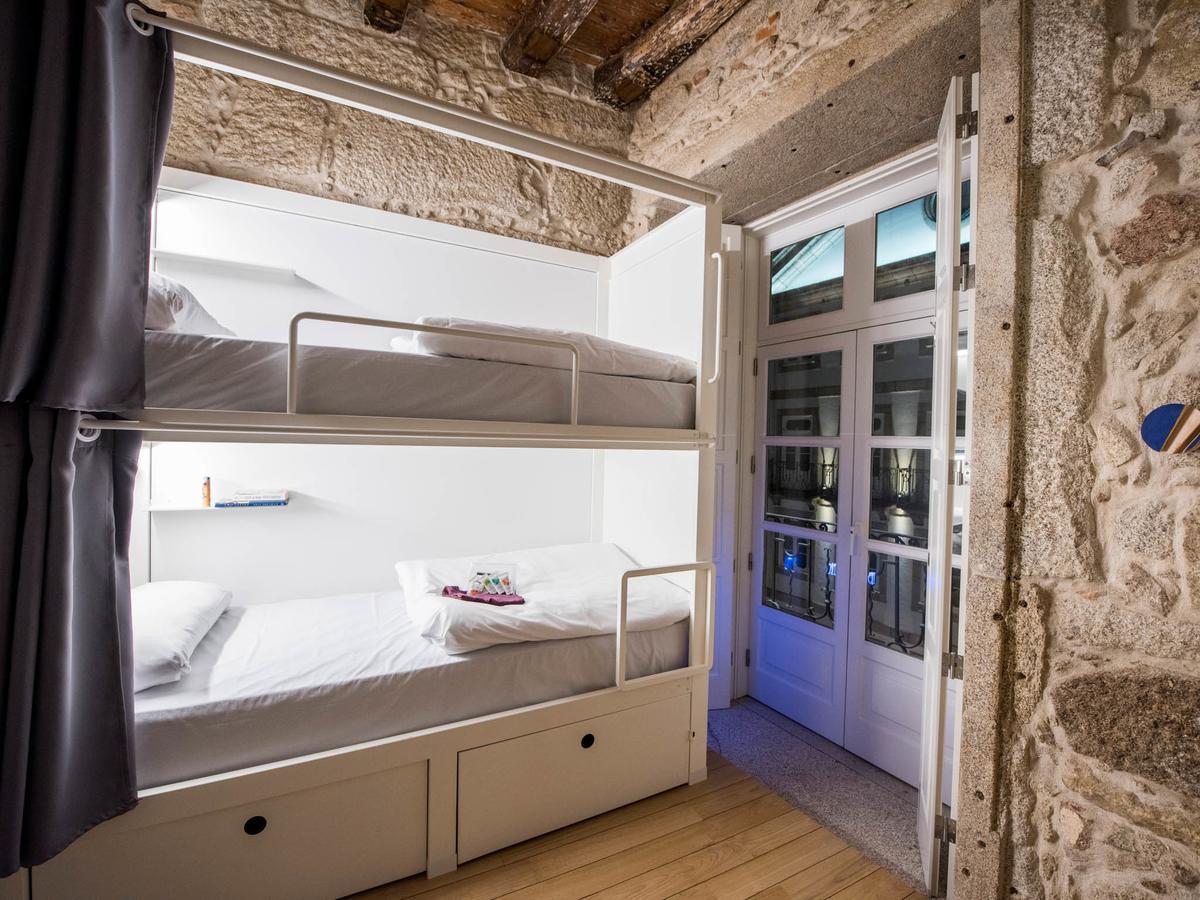 Bluesock Hostels Oporto Exterior foto Hostel room in Athens, Greece
