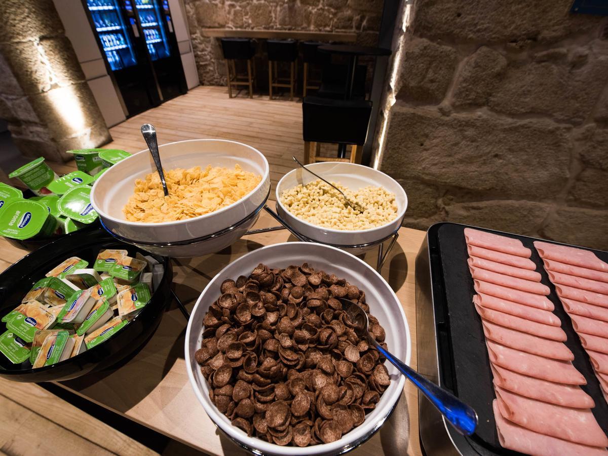 Bluesock Hostels Oporto Exterior foto A selection of cold cuts at a buffet
