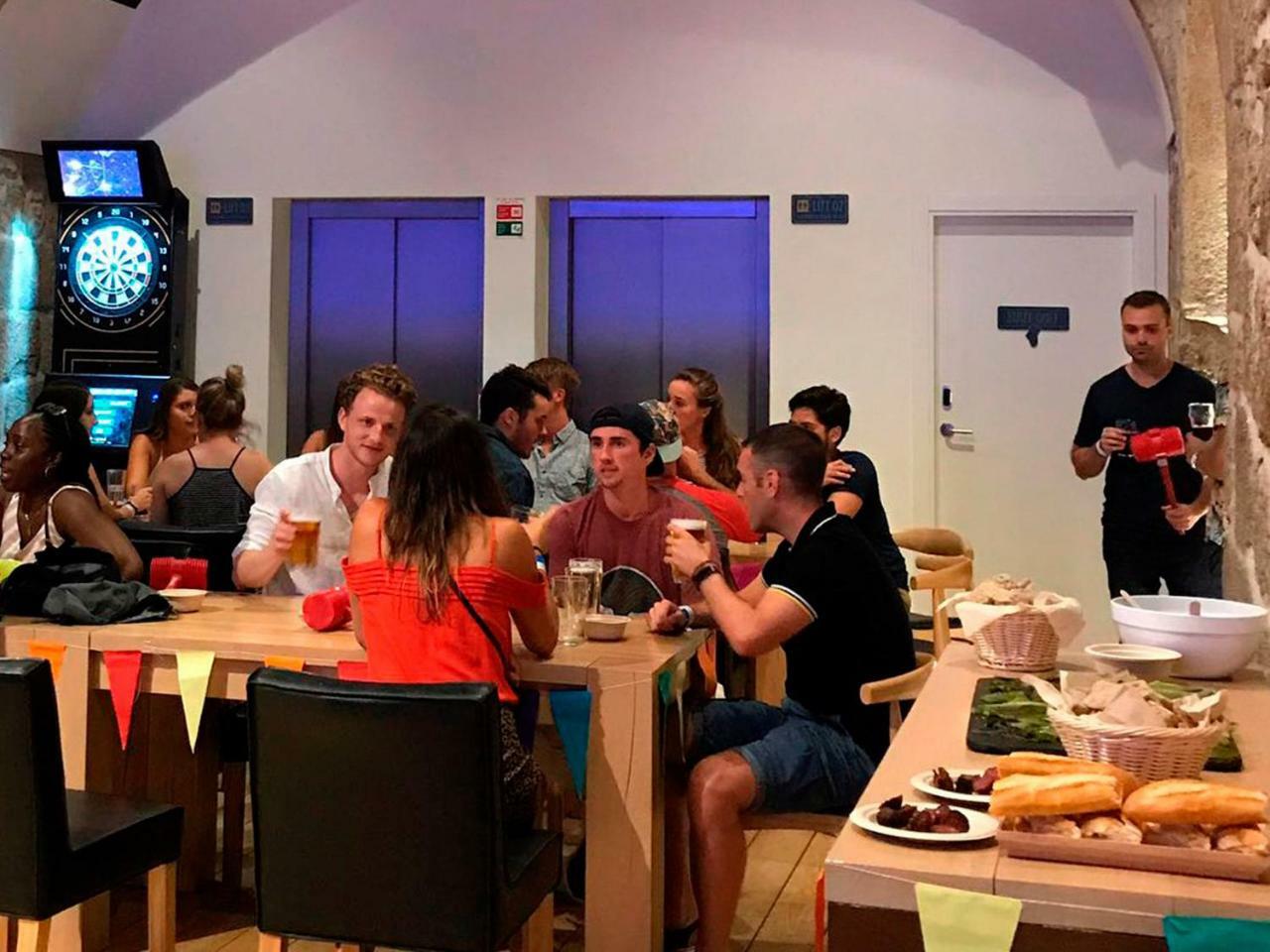 Bluesock Hostels Oporto Exterior foto A restaurant in the city