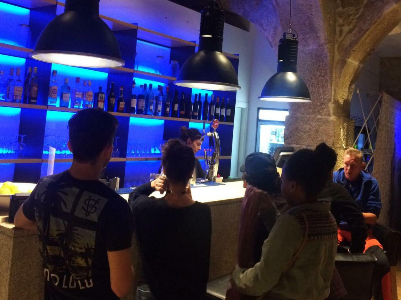 Bluesock Hostels Oporto Exterior foto The bar at the entrance of the nightclub